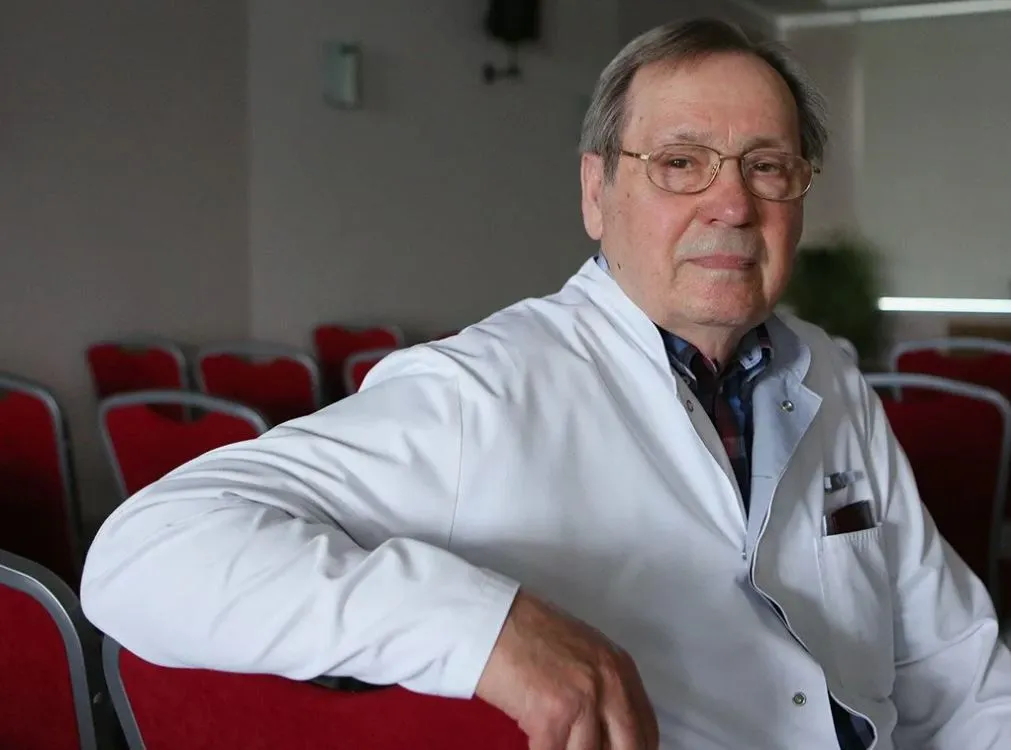 Dr Piotr Kamiński w gabinecie