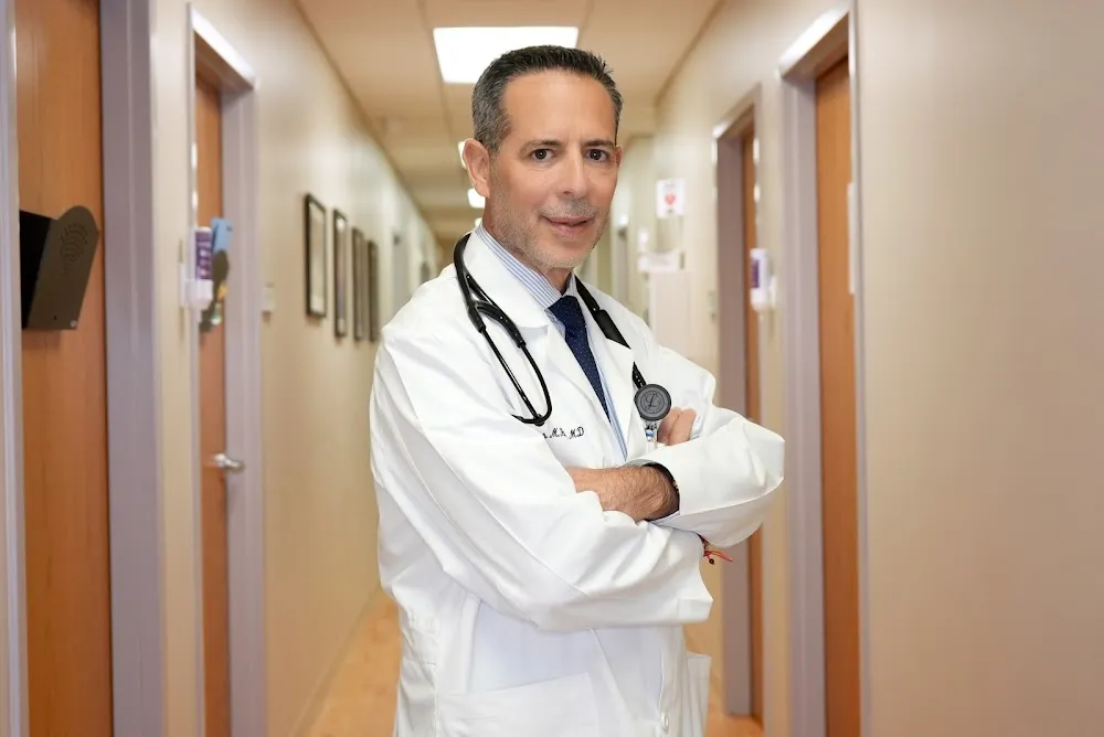 El Dr. Eric McClure explicando el tratamiento